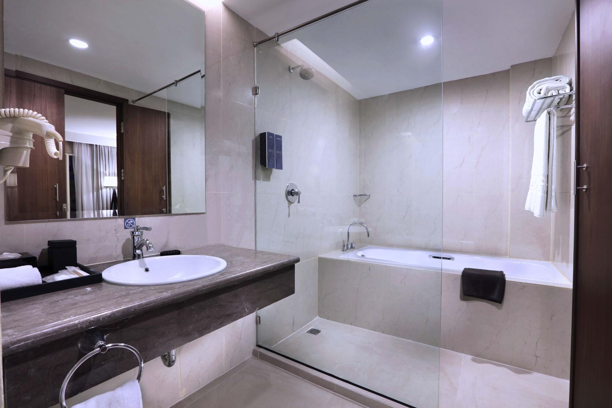 Harper Perintis By Aston Hotel Makassar Exterior photo