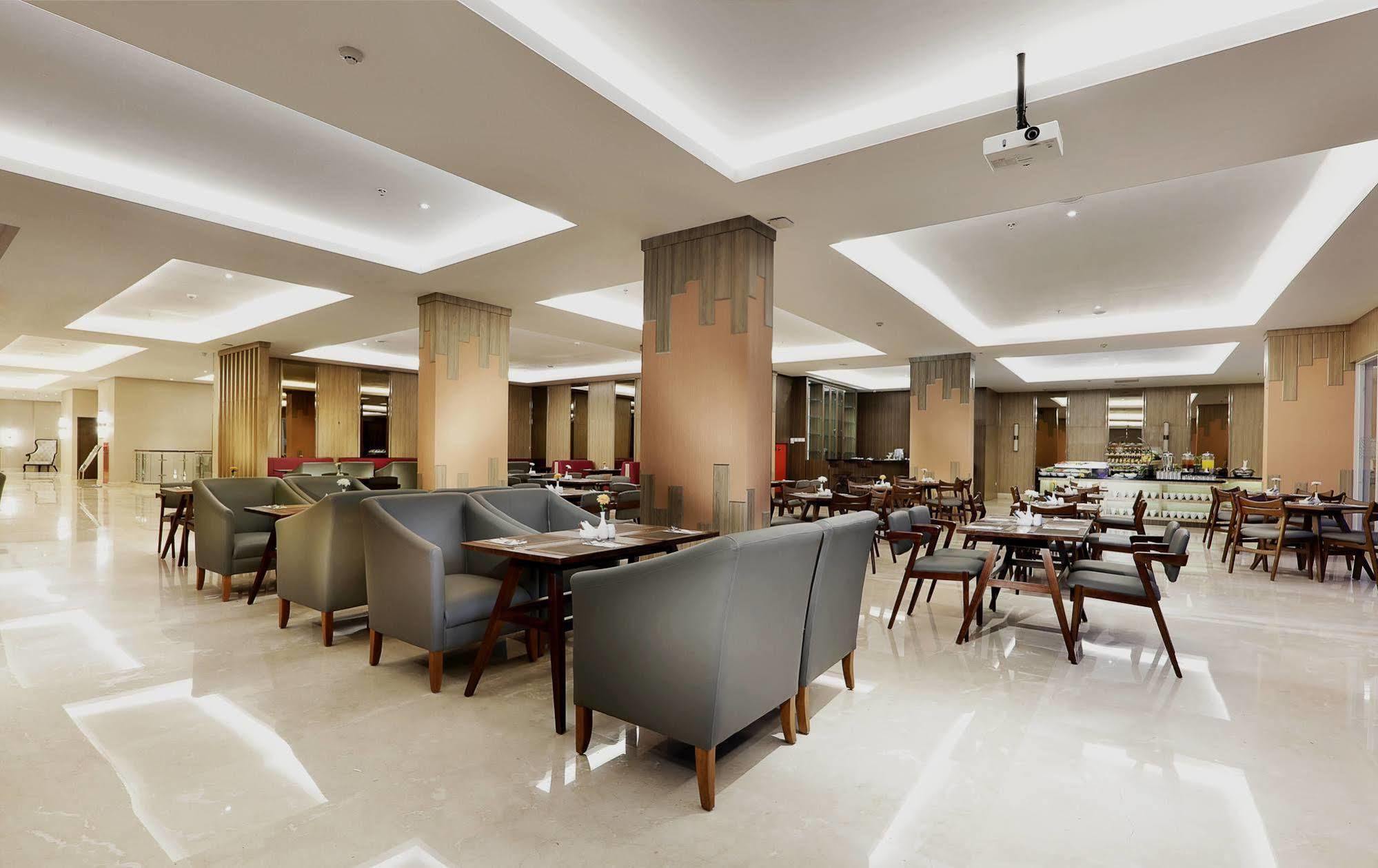 Harper Perintis By Aston Hotel Makassar Exterior photo