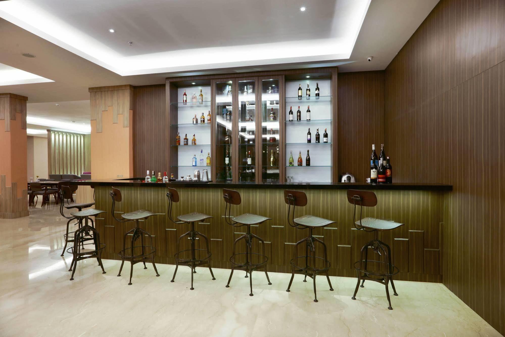 Harper Perintis By Aston Hotel Makassar Exterior photo