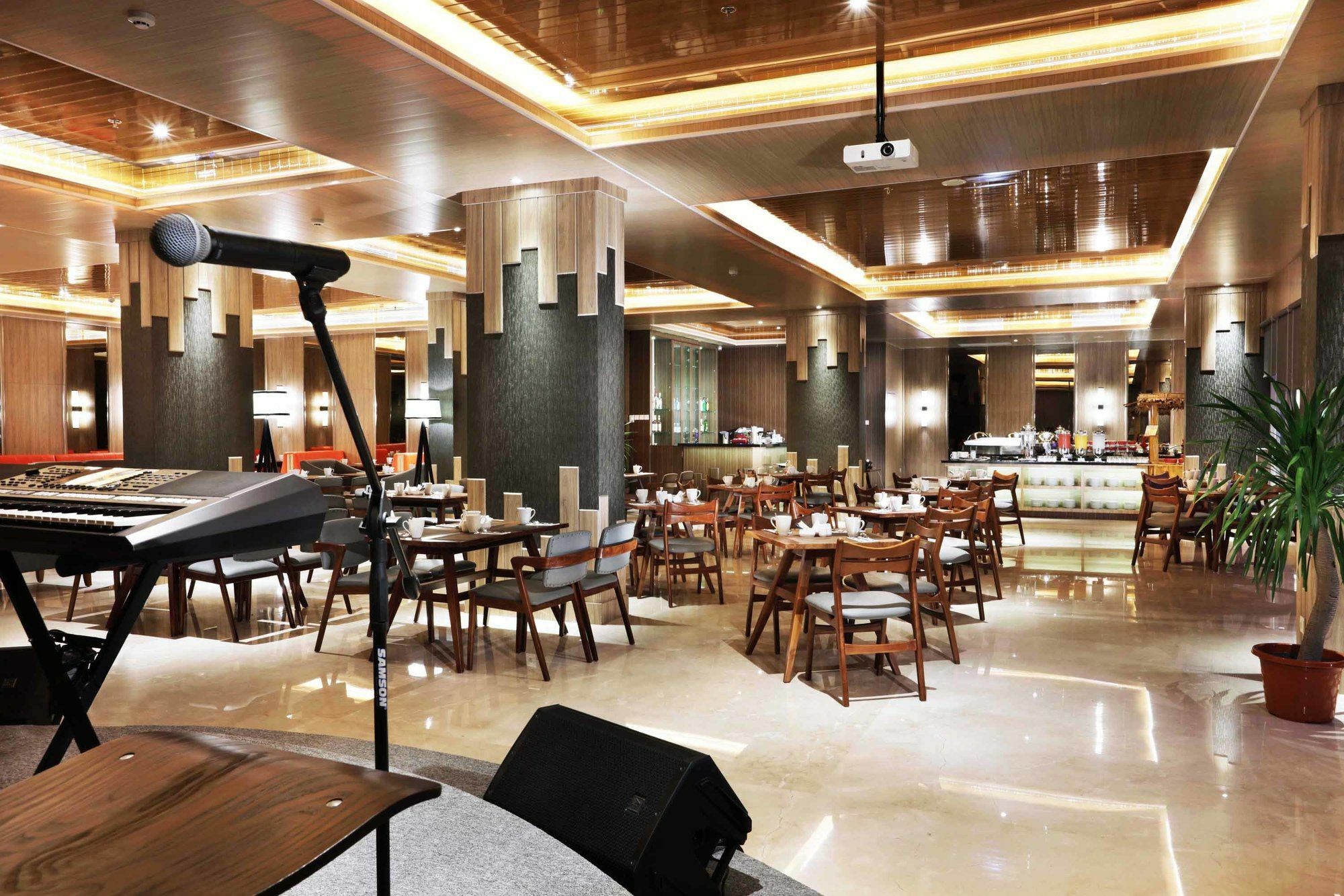 Harper Perintis By Aston Hotel Makassar Exterior photo